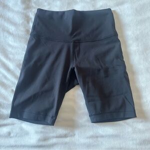 Lululemon Black Biker Shorts Size 6 – Like New / Barely Worn